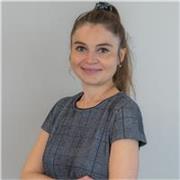 Nauczyciel jezyka angielskiego prowadzi zajecia dla kazdej grupy wiekowej
