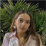 Estudiante universitaria que domina con destreza el inglés