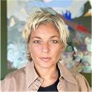 Offro sessioni guidate per l'ottimizzazione di portfolio e CV nei settori del design, della fotografia, della moda e dell'arte.
