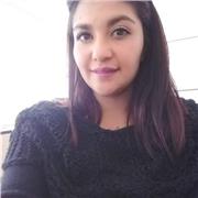 niñera ayudando con las tareas escolares