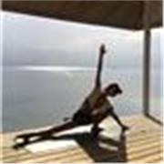 Cours en ligne de Yoga, Barre, stretching, pilates fusion par une danseuse professionnelle et professeure certifiée