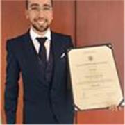 Profesor orientado a la enseñanza didáctica, práctica y teórica con material adaptado a las necesidades del estudiante