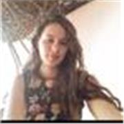 Profesora que ayuda y motiva a sus estudiantes a aprender de ciencias Sociales