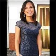 Profesora de inglés imparte clases a niños de primaria