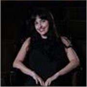 Offro lezioni di italiano per ragazzi (medie/superiori) e sessioni di speaking per adulti.