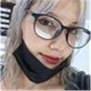 Profesora de inglés imparte clases a niños en edades de 6 a 13 años
