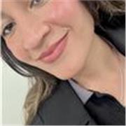 Profesora de español que imparte clases a jóvenes y niños