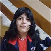 Profesora de inglés joven que da clases a niños de infantil y primaria