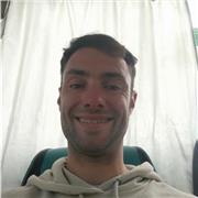 Profesor de inglés imparte clases a estudiantes de todos los edades