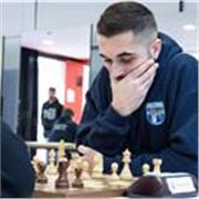Maestro FIDE +2300 con 16 años de experiencia como competidor y 6 como docente en este fascinante microcosmos. ¿Dispuesto a esforzarte para mejorar la toma de decisiones? ¡Cuenta conmigo!
