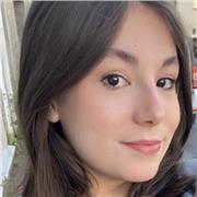 Jeune étudiante française voulant enseigner le français aux enfants en primaire