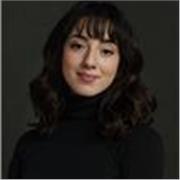 Soy Malak, una profesional con formación en Educación Bilingüe y Traducción e Interpretación en inglés, francés y árabe. 