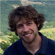 Giovane neolaureato in biologia cellulare e molecolare impartisce ripetizioni in ambito scientifico