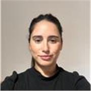 Profesora con formación pedagógica para dar apoyo a niños de preescolar y nivel primario