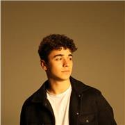 Profesor de música y comunicación audiovisual especializado en piano. Con conocimientos de cámara, fotografía, composición...