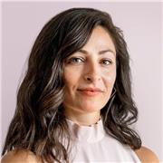 Docente de apoyo escolar en clase de física para estudiantes de grado sexto a once