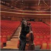 Docente di musica impartisce lezioni di violoncello