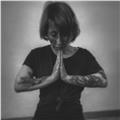 Imparto clases de hatha yoga, vinyasa y jaña con especial atención al trauma psicologico y al acompañamiento del proceso