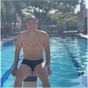 Formación y práctica de natación competitiva y recreativa para niños y adultos