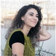 Profesora de diseño gráfico textil, moda, dirección creativa e IA para todas las edades.