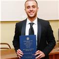 Laureato in legge con ottimi voti, funzionario amministrativo presso il tribunale di milano, offre lezioni di diritto a studenti