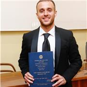 Laureato in legge con ottimi voti, funzionario amministrativo presso il Tribunale di Milano, offre lezioni di diritto a studenti