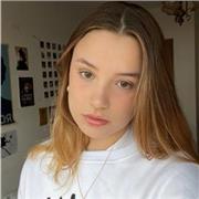 Mi nombre es Paula, tengo 20 años y actualmente estudio filología en la USC. Ofrezco clases de apoyo para primaria y secundaria