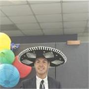 Maestro de español especializado en un método interactivo para ayudar a los estudiantes a alcanzar la fluidez