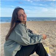 Issue d'une famille de professeurs et sortant d'une classe préparatoire aux grandes écoles voie économique, je serai ravie d'aider