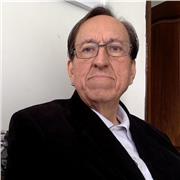 Profesosr en el área de Administración de Negocios orienta estudiantes en todos los campos d la administración