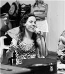 Profesora de canto, guitarra y percusión
