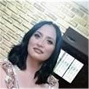 Profesor en ayuda con los deberes y orientación