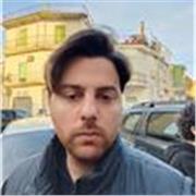 Insegnante di scacchi per principianti impartisce lezioni per studenti desiderosi di apprendere le basi