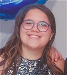 Studentessa universitaria impartisce lezioni di chimica generale a studenti delle scuole superiori e medie