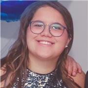 Studentessa universitaria impartisce lezioni di chimica generale a studenti delle scuole superiori e medie