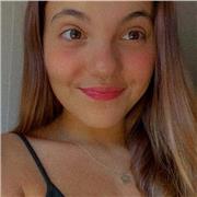 Porfesora de ingles imparte clase a niños y niñas de todas las edades