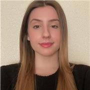 Estudiante que podría ayudarle en las tareas escolares y hacer de niñera