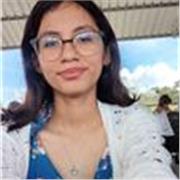 Profesora que imparte clases a niños y adolescentes sobre administración, ahorros, logistica, marketing y publicidad, etc