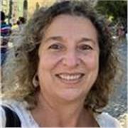 Profesora de Matemática con más de 25 años de experiencia en la enseñanza, especializada en Office e Inteligencia Artificial