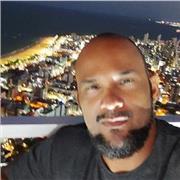Professor de Inglês com experiência em escolas públicas e particulares atuando nos Ensinos Fundamental e Médio