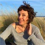 Actriz de doblaje y cantante con más de 30 años de experiencia profesional. Formación sólida en técnica vocal y interpretación