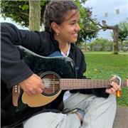 Doy clases de guitarra en las que enseño todos los acordes y ritmos que los niños necesitan y busco que descubran su pasión