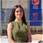 Profesora de inglés que imparte clases a niños de todas las edades