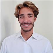 Laureato in biologia in Italia, Spagna e Germania impartisce lezioni o ripetizioni