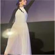 Je propose des cours de danse pour tous les niveaux et tous les âges.
Je donne des cours dans plusieurs styles : danse moderne jazz, street jazz, danse urbaine, afro, et bien d’autres.
Mon objectif est de vous aider à vous améliorer, acquérir de solides