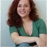 Tengo más de 20 años de ecperiencia en el sector de la interpretación. He ayudado a personas a exponer frente a un público . 