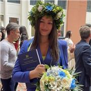 Sono laureata magistrale di lettere classiche, insegno italiano, greco, latino e geostoria