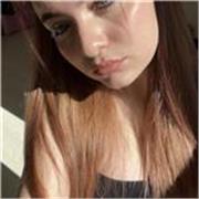 Ragazza aiuto compiti con conoscenze avanzate della lingua