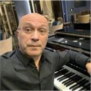 insegnante pianoforte classico e moderno impartisce lezioni individuali a domicilio o anche online