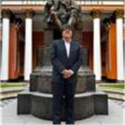 Egresado de Medicina Humana, UNMSM (Lima, Perú), imparte clases relacionadas a ciencias de la vida, psicología y estadística